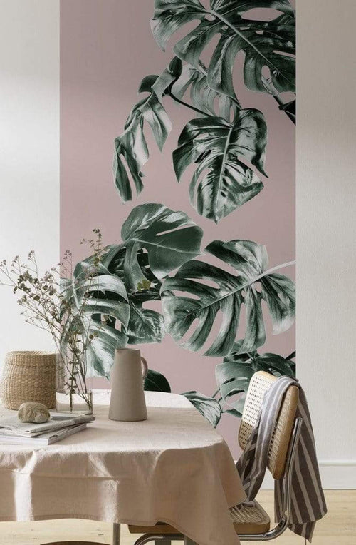 Komar Monstera Rose Groen Vlies Fotobehang 100x250cm 1 baan Sfeer | Yourdecoration.be