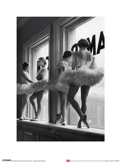 Kunstdruk Time Life Ballerinas In Window 30x40cm Pyramid PPR44030 | Yourdecoration.be