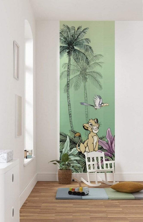 Komar Jungle Simba Vlies Fotobehang 100x280cm 2 banen Sfeer | Yourdecoration.be