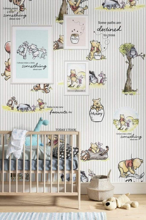 Komar Winnie Pooh Stripes Vlies Fotobehang 200x280cm 4 banen Sfeer | Yourdecoration.be